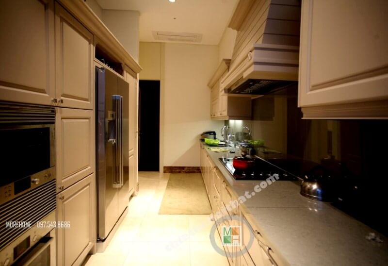 Hệ thống kệ tủ gỗ bếp được thiết kế cẩn thận và được sắp xếp hợp lý ở các không gian đa năng khác nhau tránh cảm giác trống trải mà vẫn phát huy được tác dụng thẩm mỹ và công năng Tủ bếp gỗ, tủ bếp gỗ tự nhiên, tủ bếp tân cổ điển